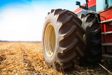Gros plan sur un pneu de tracteur